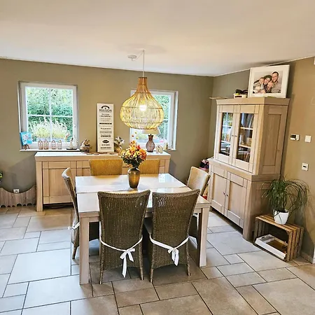 A 8km Du Circuit F1, 5 Personnes Avec Jardin Et Parking A