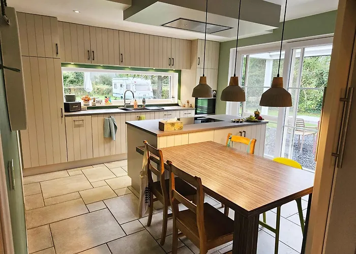 A 8km Du Circuit F1, 5 Personnes Avec Jardin Et Parking A Villa