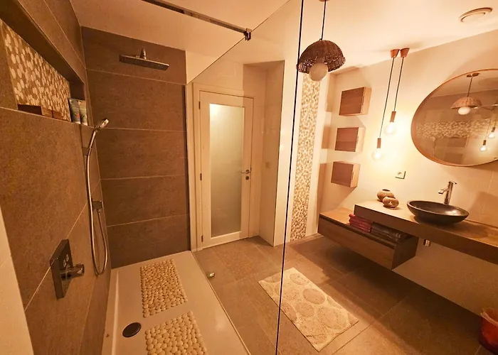 Villa A 8km Du Circuit F1, 5 Personnes Avec Jardin Et Parking A