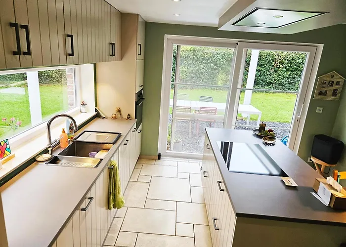 A 8km Du Circuit F1, 5 Personnes Avec Jardin Et Parking A Villa *